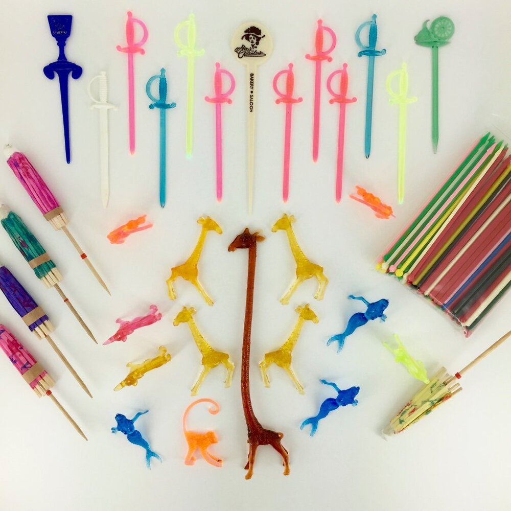 VINTAGE MCM SWIZZLE STICKS + ZOO PIKS COCKTAIL ANIMALS . LOT OF 152 . KITSCH BAR